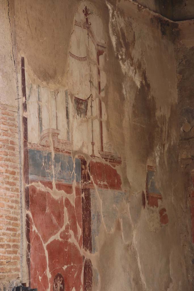 VI.17 Herculaneum, September 2017. East wall of tablinum, painted decoration.
Photo courtesy of Klaus Heese.